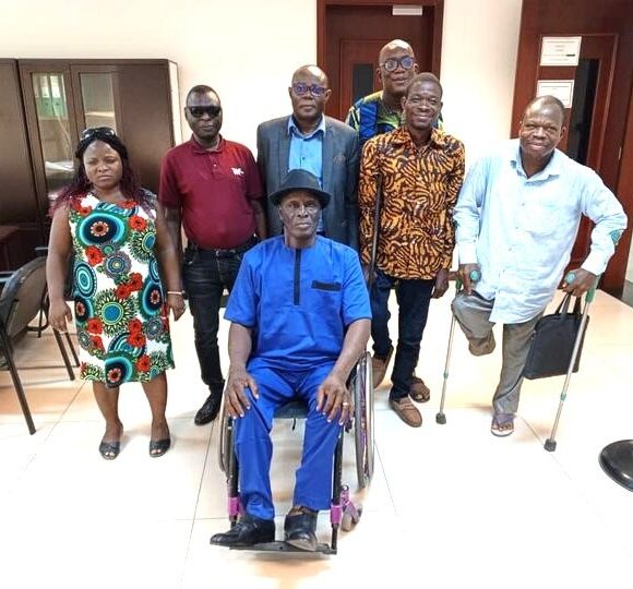 Participation des personnes handicapées au concours de recrutement : Le Président Nassirou DOMINGO échange échange avec le DRAE, Siaka MASSOU