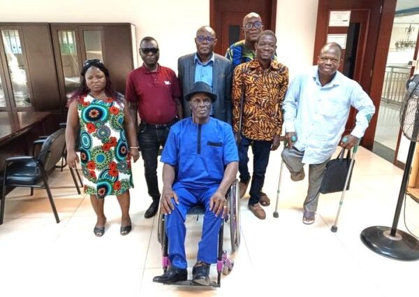Participation des personnes handicapées au concours de recrutement : Le Président Nassirou DOMINGO échange échange avec le DRAE, Siaka MASSOU