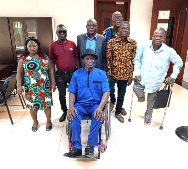 Participation des personnes handicapées au concours de recrutement : Le Président Nassirou DOMINGO échange échange avec le DRAE, Siaka MASSOU