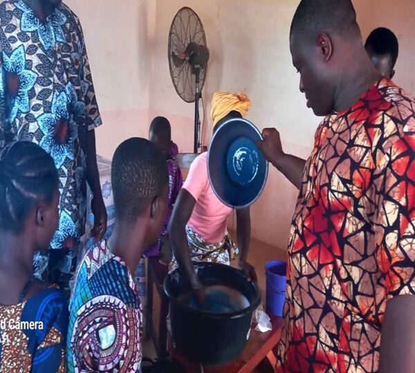 Les personnes handicapées apprennent à fabriquer les différents types de savons