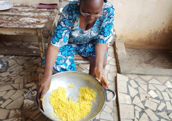 Gari au curcuma : une innovation entrepreneuriale portée par une femme handicapée visuelle
