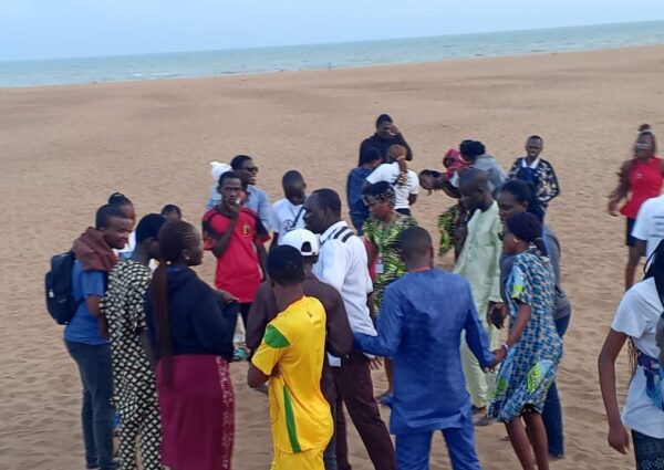 Ouidah célèbre l’inclusion : Plus de 80 participants aux loisirs partagés à la Porte du Non-Retour
