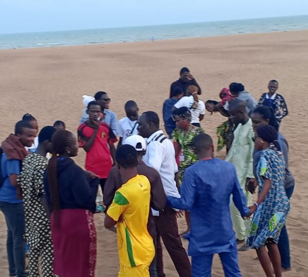 Ouidah célèbre l’inclusion : Plus de 80 participants aux loisirs partagés à la Porte du Non-Retour