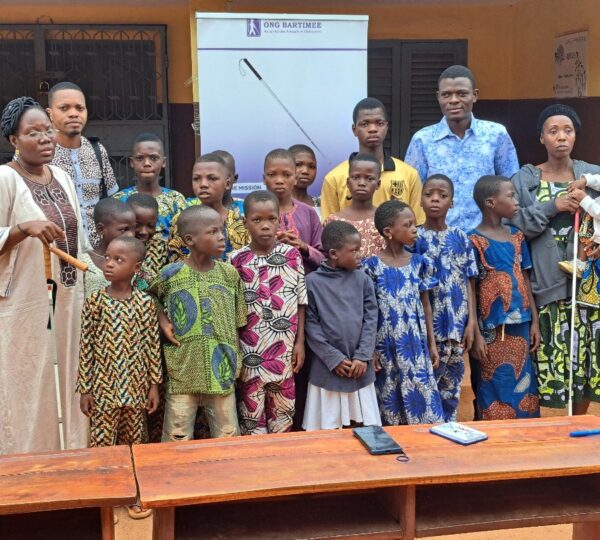 L’ONG Bartimé œuvre pour la résilience des enfants de parents handicapés visuels.
