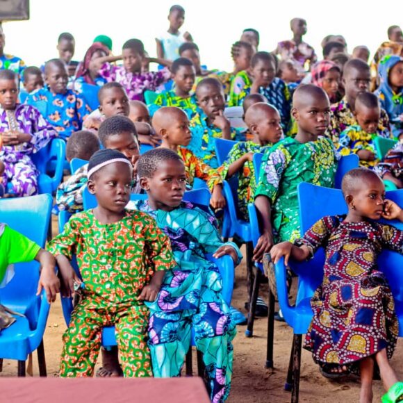 Rentrée scolaire 2025-2026 : ONASOV-Bénin offre des kits scolaires aux enfants handicapés et orphelins à Porto-Novo
