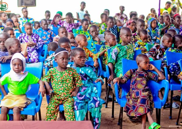 Rentrée scolaire 2025-2026 : ONASOV-Bénin offre des kits scolaires aux enfants handicapés et orphelins à Porto-Novo
