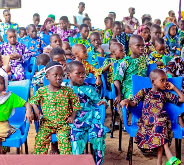 Rentrée scolaire 2025-2026 : ONASOV-Bénin offre des kits scolaires aux enfants handicapés et orphelins à Porto-Novo