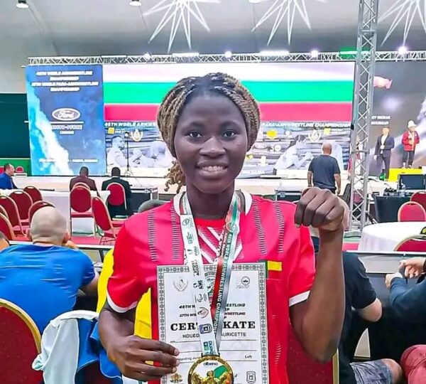 Championnat mondial de bras de fer :   Mauricette Houédanou sacrée Championne du Monde de Bras de Fer