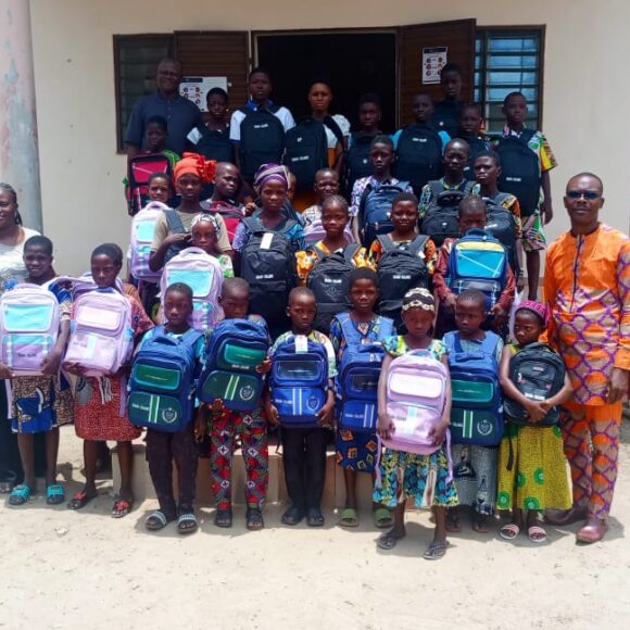 Adja-Ouèrè : IN-HANDICAP et le RAPH-Plateau offrent des kits scolaires aux enfants de parents handicapés