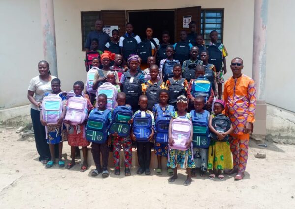 Adja-Ouèrè : IN-HANDICAP et le RAPH-Plateau offrent des kits scolaires aux enfants de parents handicapés
