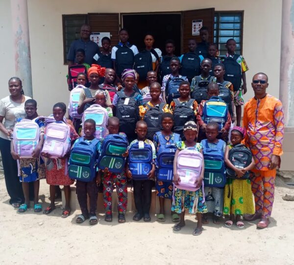 Adja-Ouèrè : IN-HANDICAP et le RAPH-Plateau offrent des kits scolaires aux enfants de parents handicapés