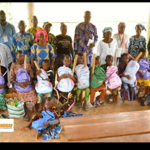 Akpro-Missérété : Des kits scolaires offerts aux enfants handicapés pour une rentrée inclusive