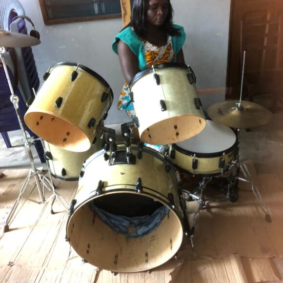 uelques apprenants personne handicapées visuelle se font former à la batterie à l’ONG bartimée à Cotonou.