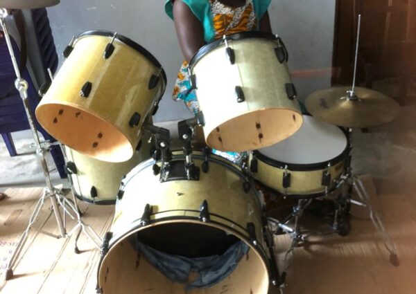 uelques apprenants personne handicapées visuelle se font former à la batterie à l’ONG bartimée à Cotonou.