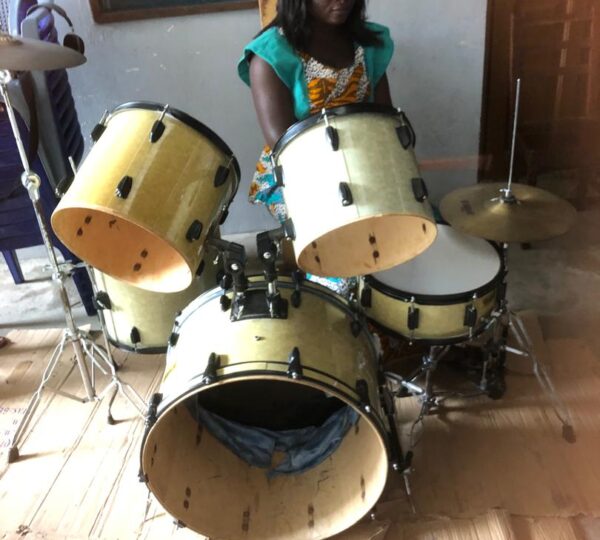 uelques apprenants personne handicapées visuelle se font former à la batterie à l’ONG bartimée à Cotonou.