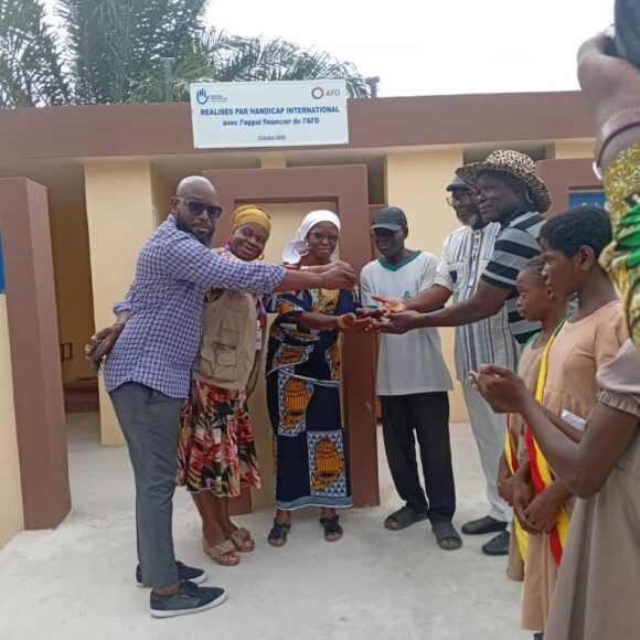 Remise des clés des toilettes adaptés aux enfants handicapés de Cotonou
