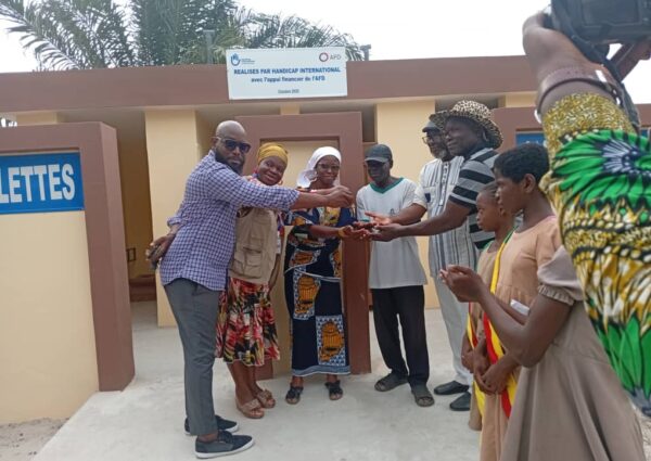 Remise des clés des toilettes adaptés aux enfants handicapés de Cotonou