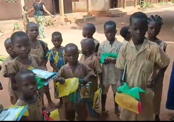 Zogbodome : des personnes handicapées au grand cœur viennent en aide aux écoliers